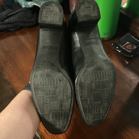 Munro black block heel shoes. EUC size 8.5 - Picture 6 of 7